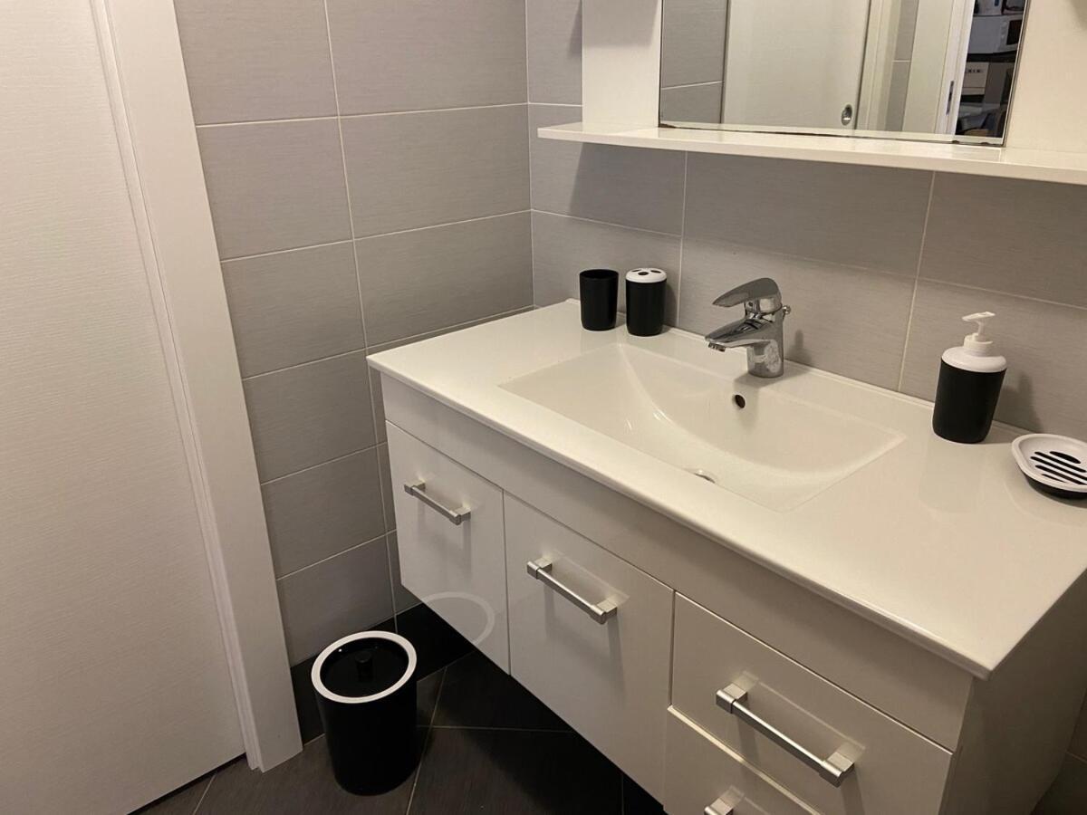 Black & White Home, An Oasis In The Center *