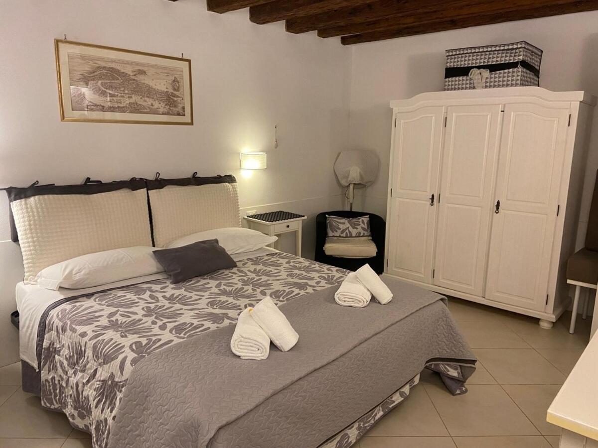 Black & White Home, An Oasis In The Center * Venecia