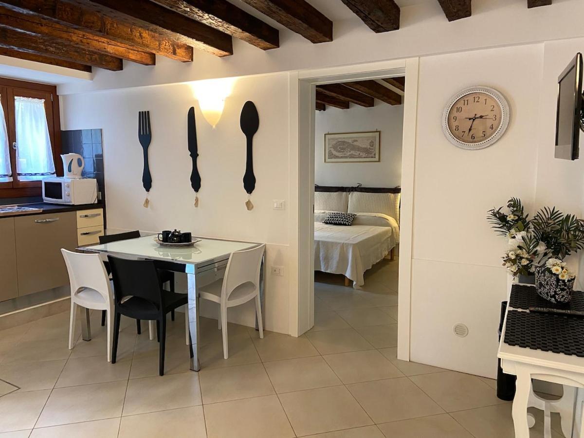 Black & White Home, An Oasis In The Center *